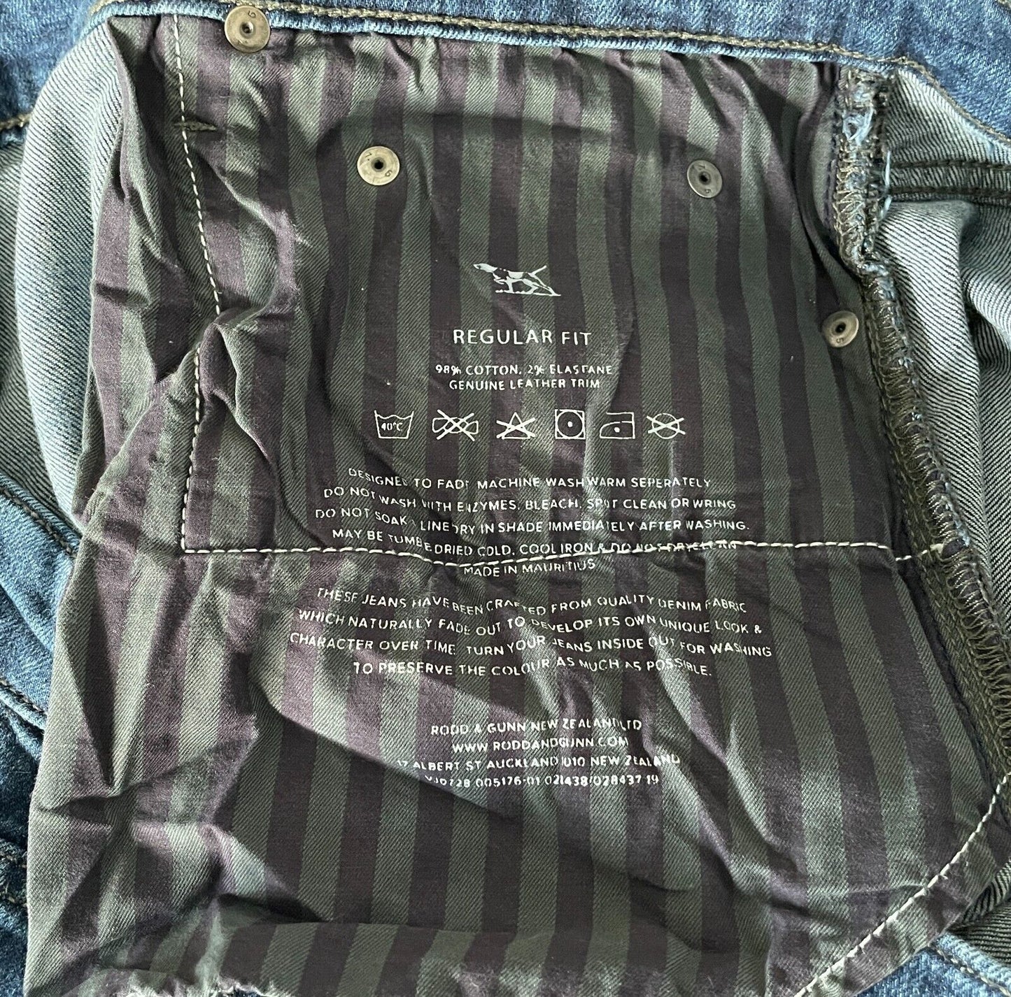 RODD & GUNN Classic Blue Denim Jeans Size 36R Relaxed Straight Leg Fit