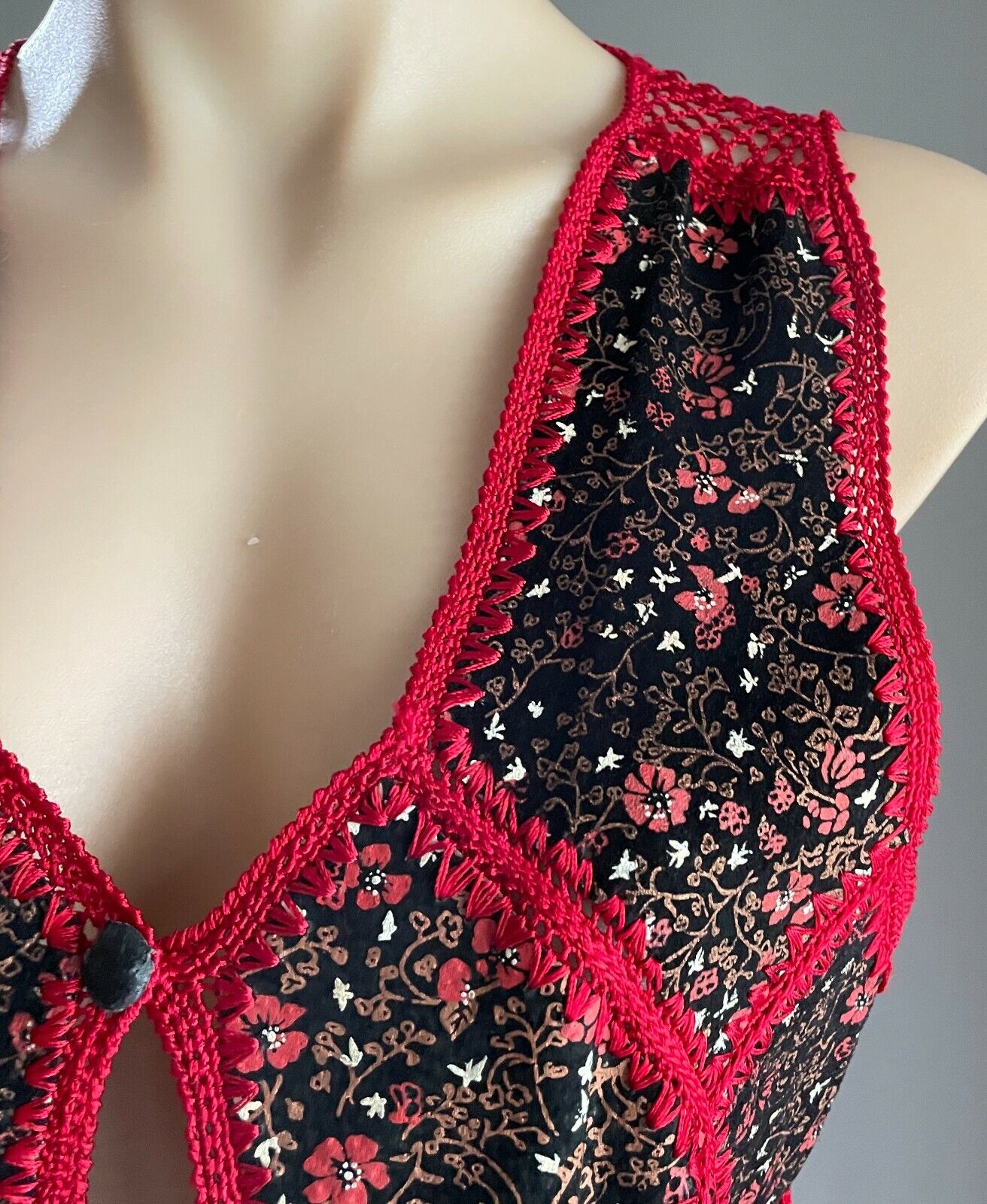 Vtg Suede Patchwork VEST Crochet Trim Boho Hippy Black Red Floral Print Size 12