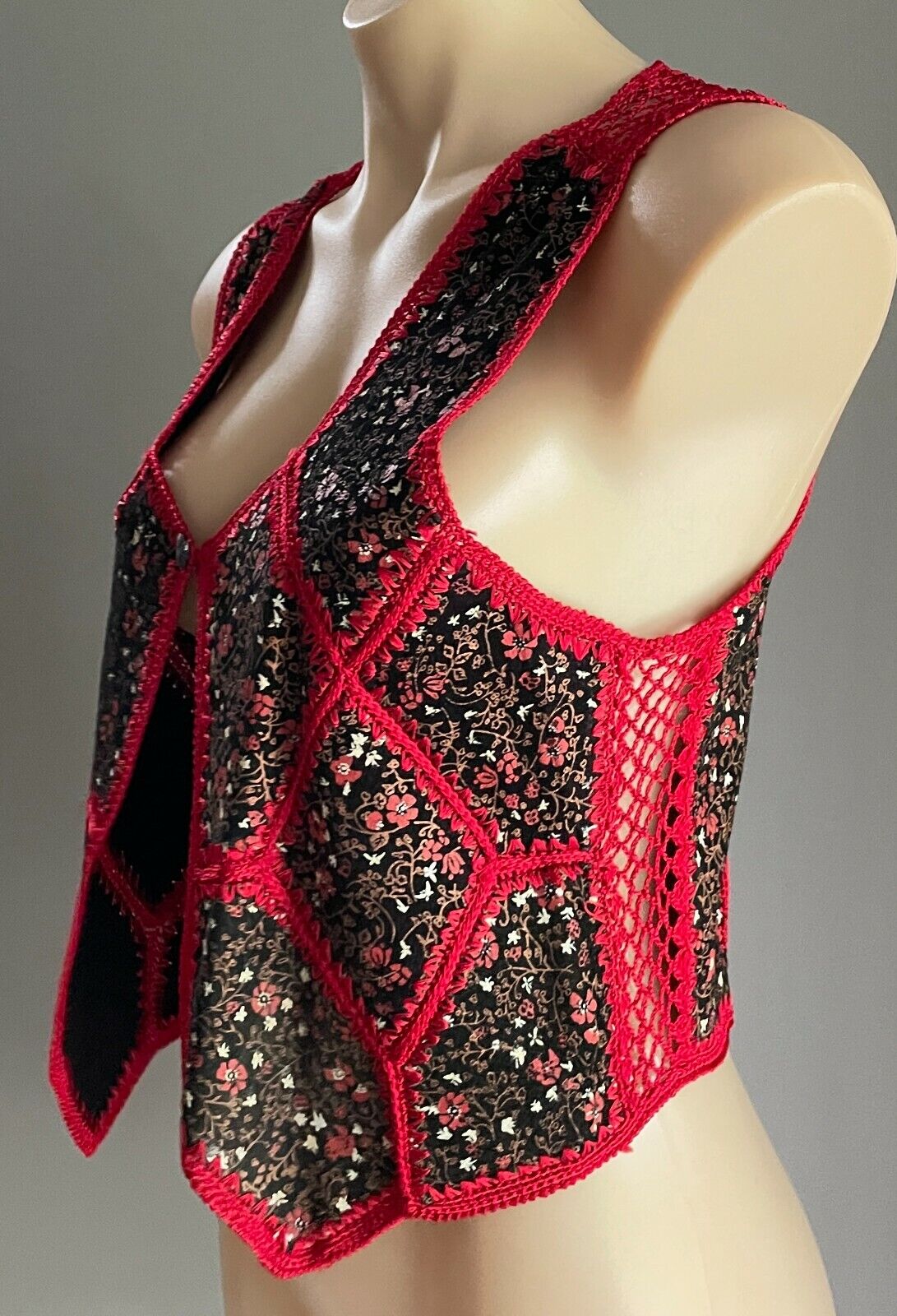 Vtg Suede Patchwork VEST Crochet Trim Boho Hippy Black Red Floral Print Size 12