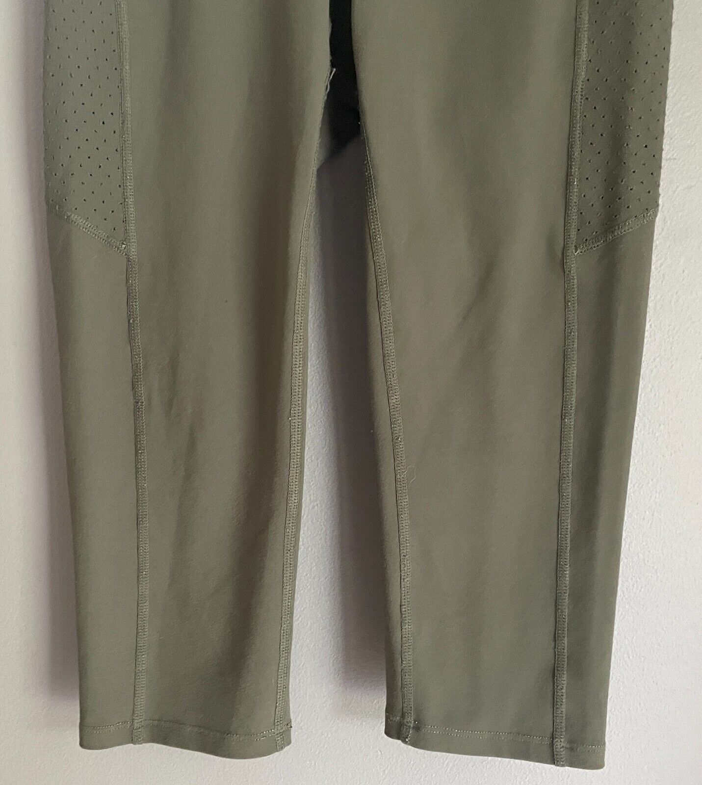 ROCKWEAR Leggings Khaki 3/4 Length Activewear Pants Perforated Pockets Siz 6 NEW