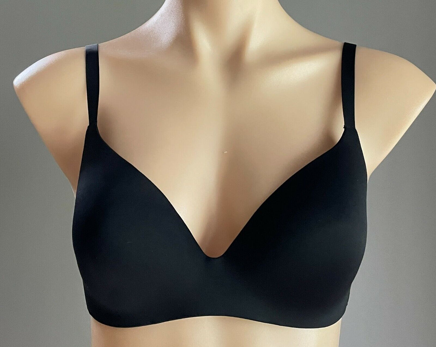 UNIQLO "Beauty Light" Bra Wireless Black Adjustable Straps Ladies Size 8 10 C DD