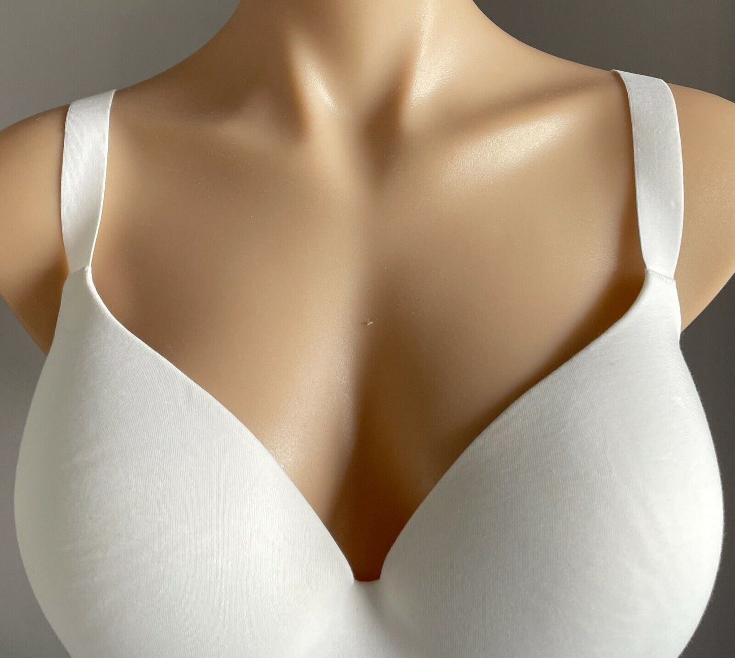 UNIQLO "Beauty Light" Bra 16 18 E F G White Wireless Smooth Moulded Ladies NEW