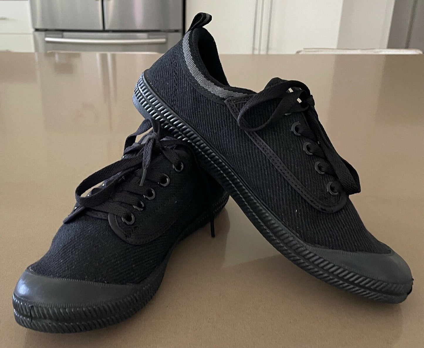 Mens DUNLOP VOLLEY Sport Shoes Black Grey Trim Lace Up Sneakers US9 UK8 NOS NEW
