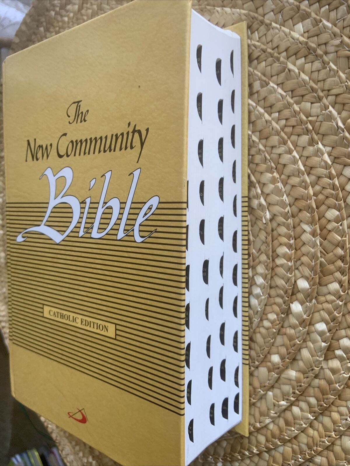 THE NEW COMMUNITY BIBLE Catholic Edition HC 2012 Fine Paper 2 Ribbons Beautiful
