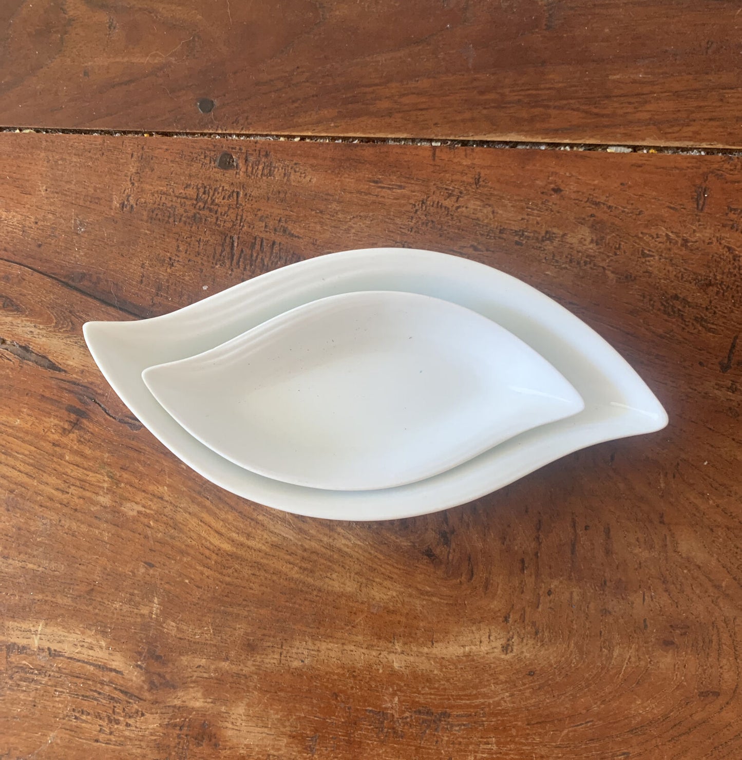 New LEAF NESTING BOWLS 2x 20cm| 15cm Design CYC CHINA WAVE  Curved