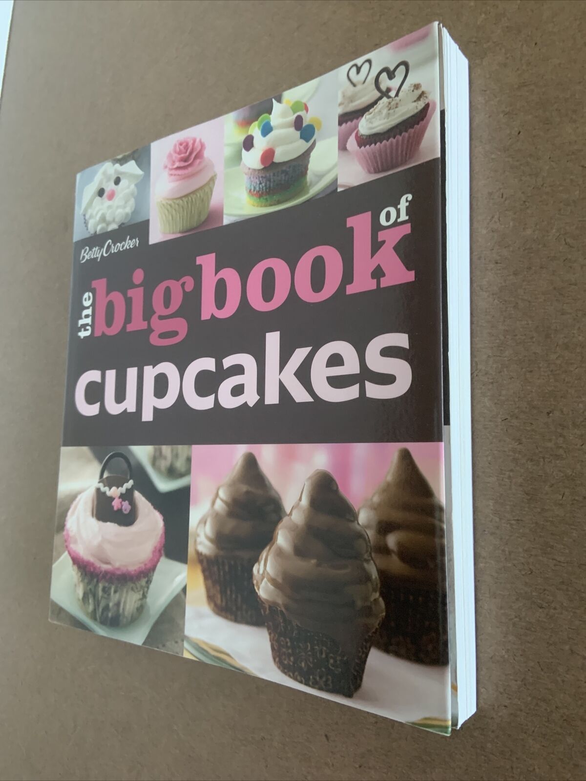 Cookbook BETTY CROCKER The Big Book of Cupcakes Recipes Cakes Baking PB New