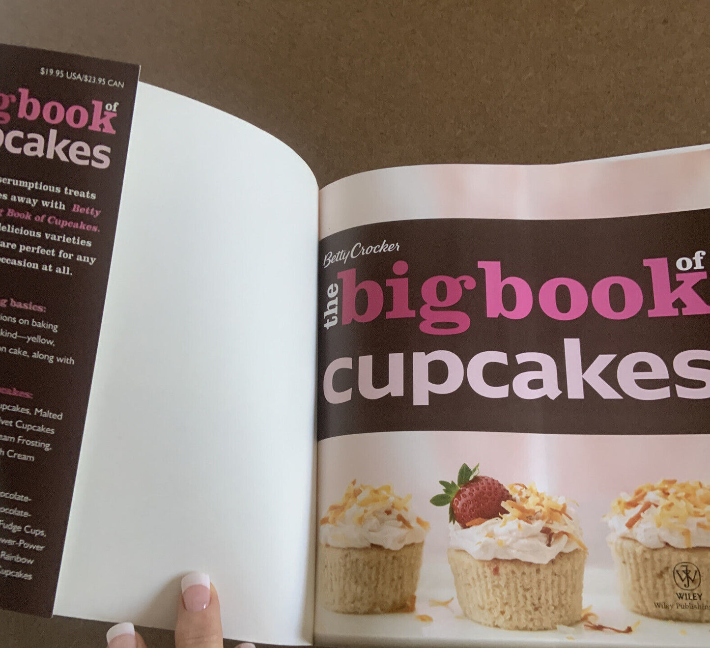 Cookbook BETTY CROCKER The Big Book of Cupcakes Recipes Cakes Baking PB New