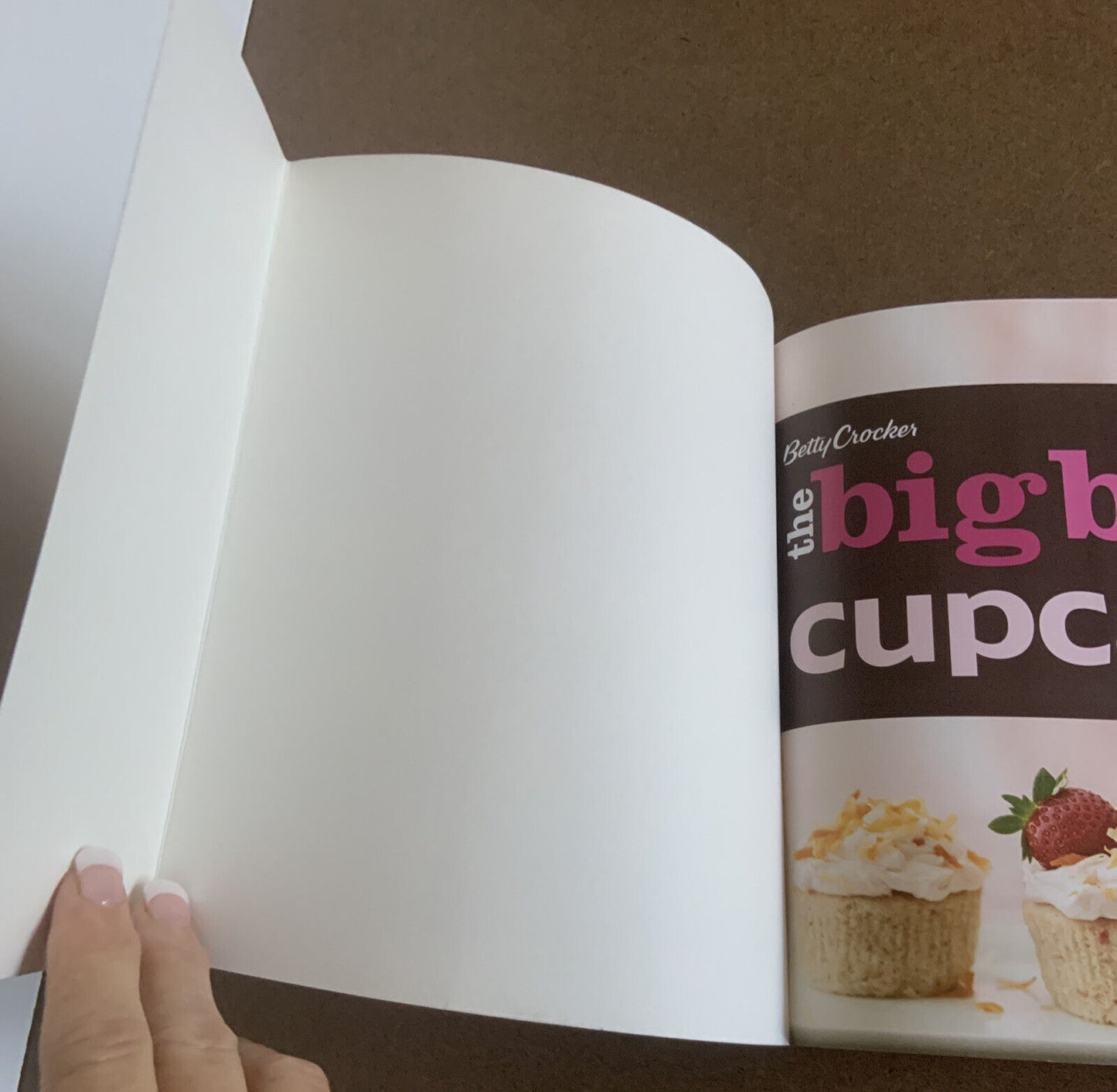 Cookbook BETTY CROCKER The Big Book of Cupcakes Recipes Cakes Baking PB New