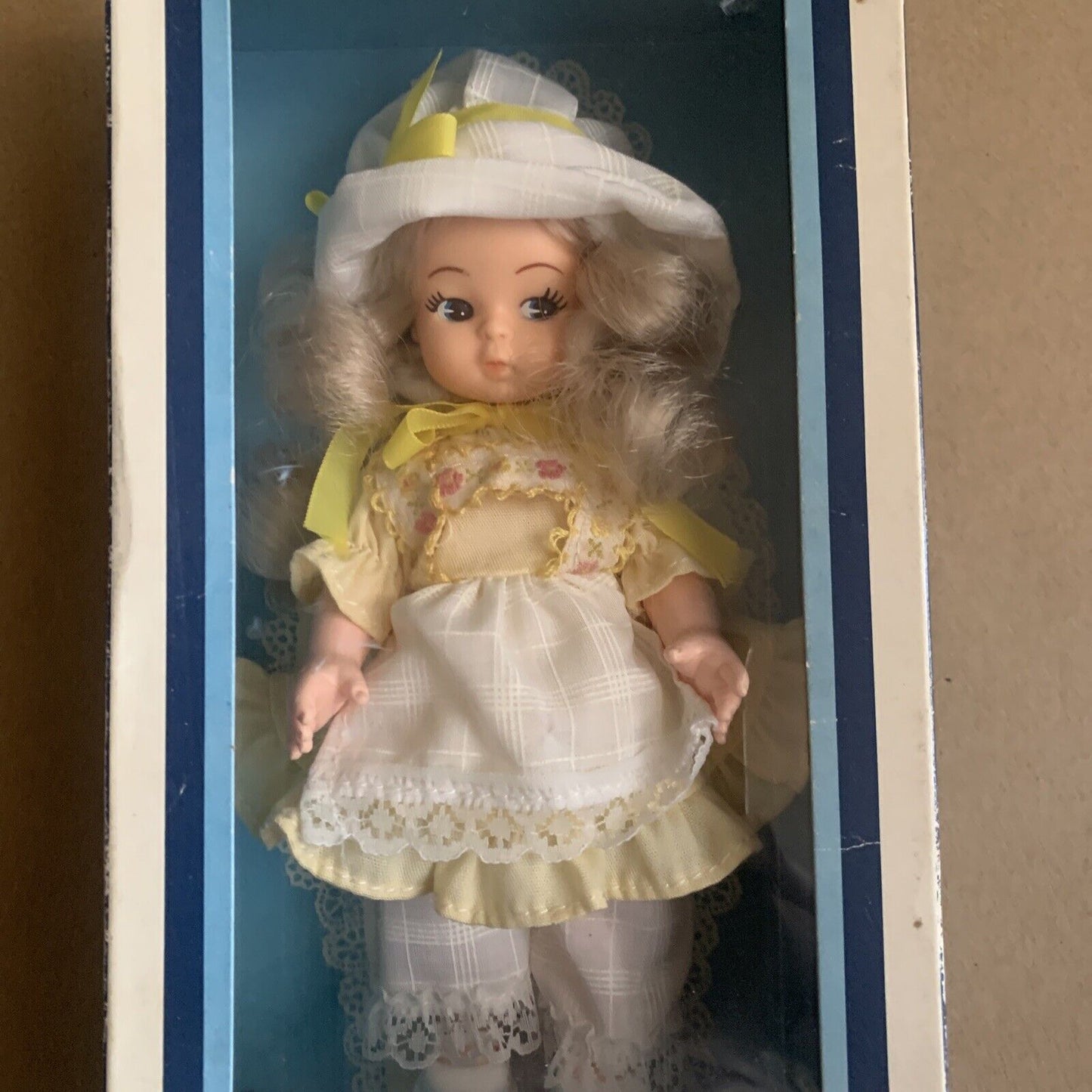 Doll BILLIIE Playmates Tiara 6 1/2" Posable Blonde Yellow Dress Hat Vintage 1981