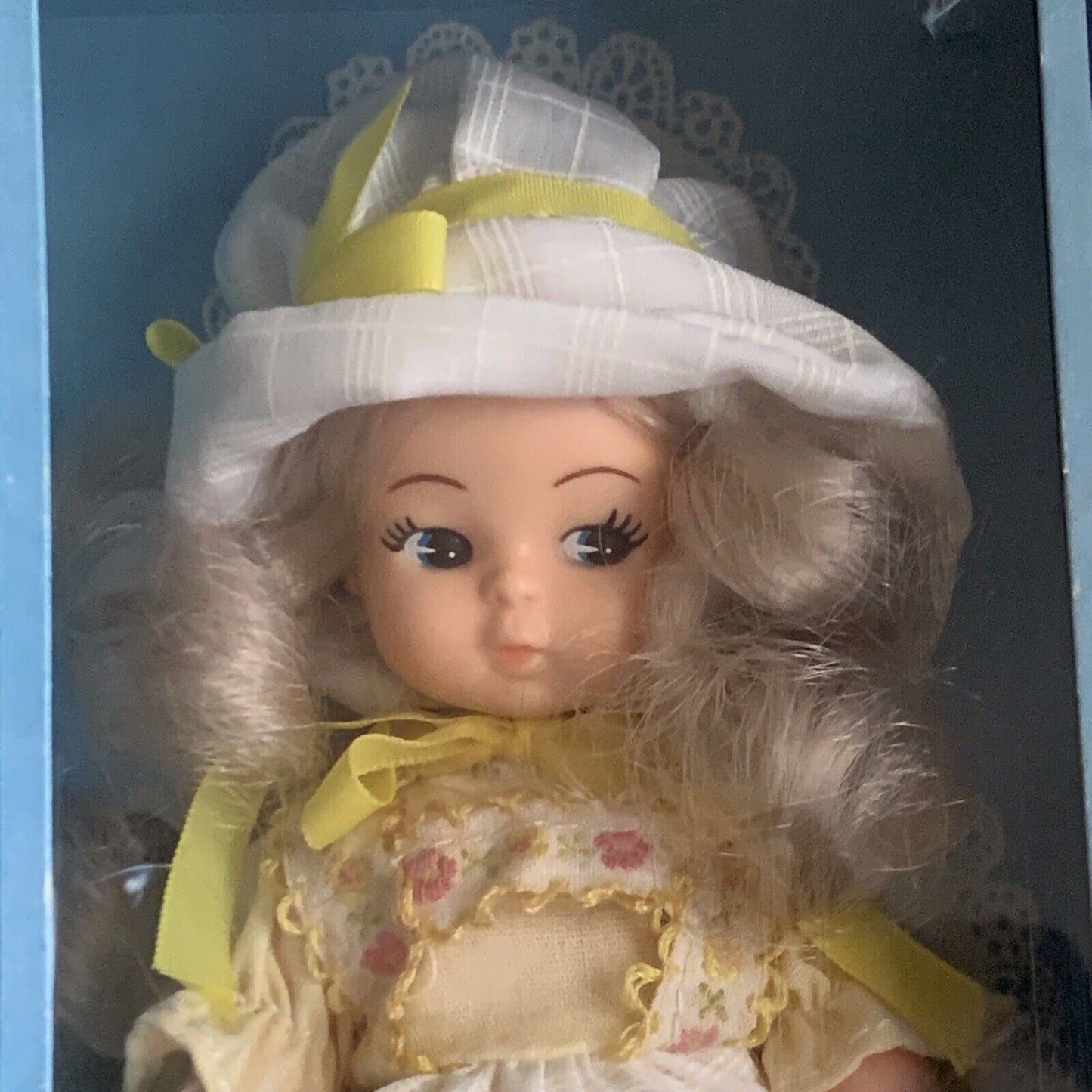 Doll BILLIIE Playmates Tiara 6 1/2" Posable Blonde Yellow Dress Hat Vintage 1981