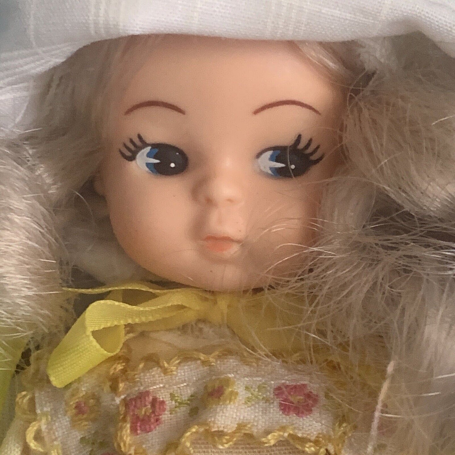 Doll BILLIIE Playmates Tiara 6 1/2" Posable Blonde Yellow Dress Hat Vintage 1981