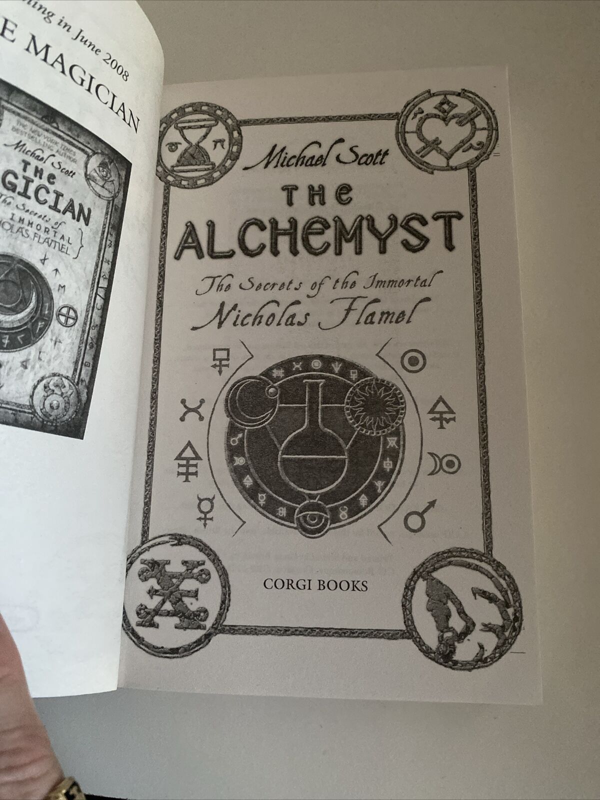 THE ALCHEMIST Michael Scott The Secrets of The Immortal Nicholas Flamel PB 2007