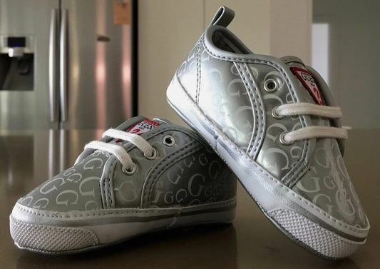 GUESS Baby Shoes Silver & White Signature Crib Size 3 6 - 9 months Gift Box NEW