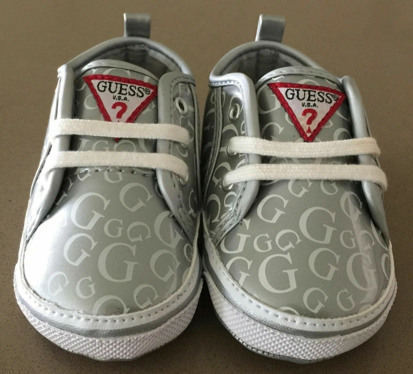 GUESS Baby Shoes Silver & White Signature Crib Size 3 6 - 9 months Gift Box NEW