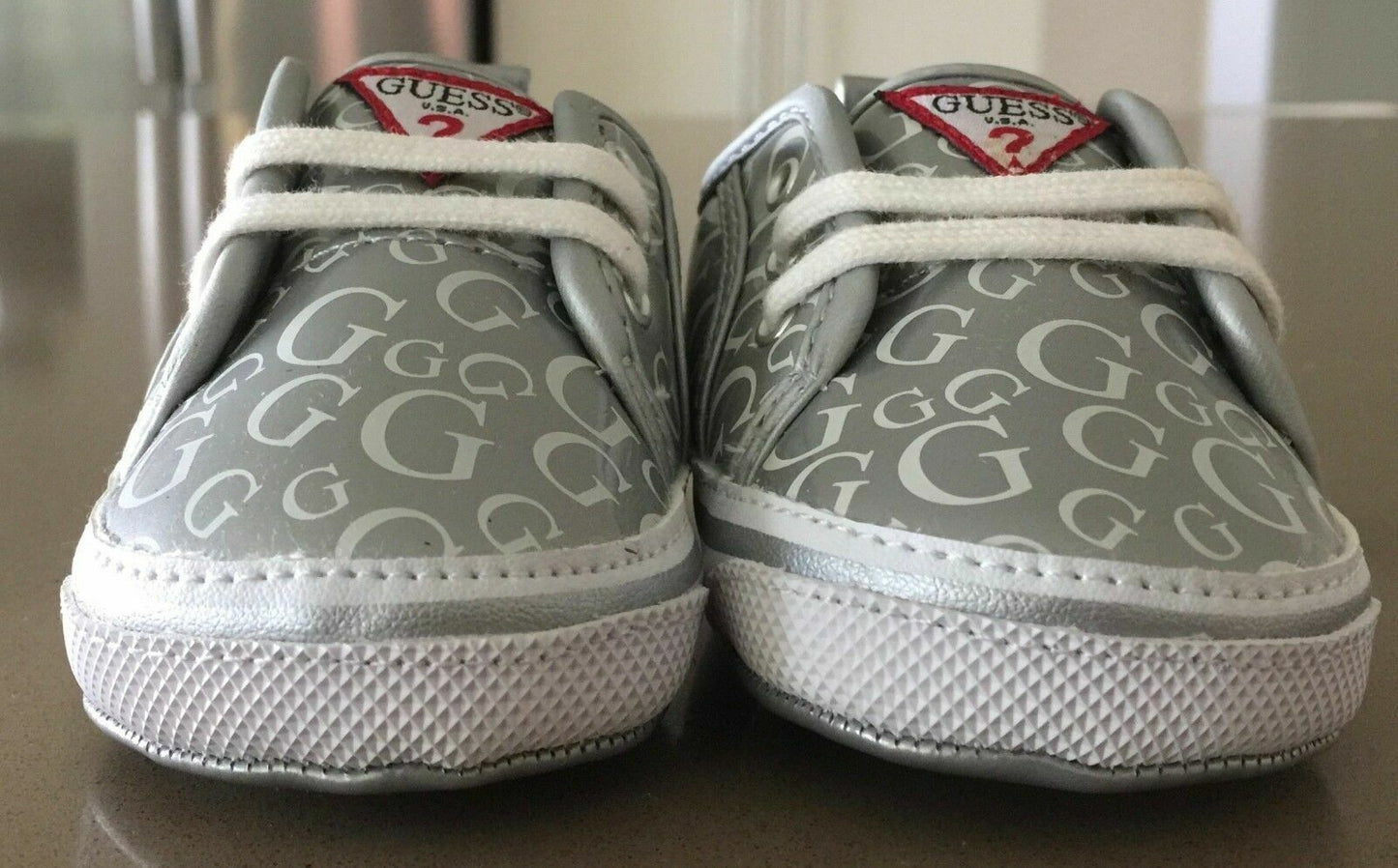 GUESS Baby Shoes Silver & White Signature Crib Size 3 6 - 9 months Gift Box NEW