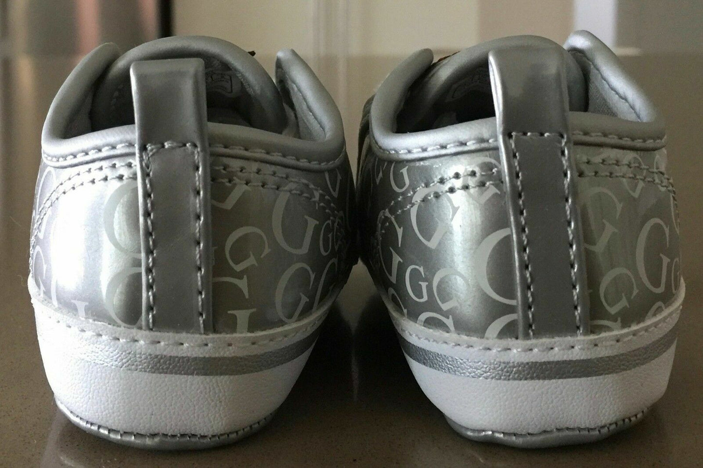 GUESS Baby Shoes Silver & White Signature Crib Size 3 6 - 9 months Gift Box NEW