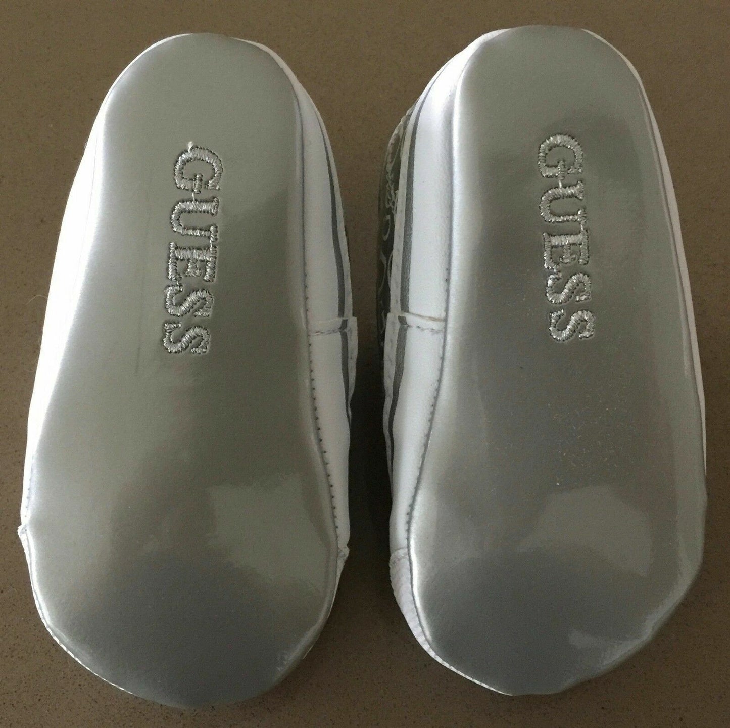 GUESS Baby Shoes Silver & White Signature Crib Size 3 6 - 9 months Gift Box NEW