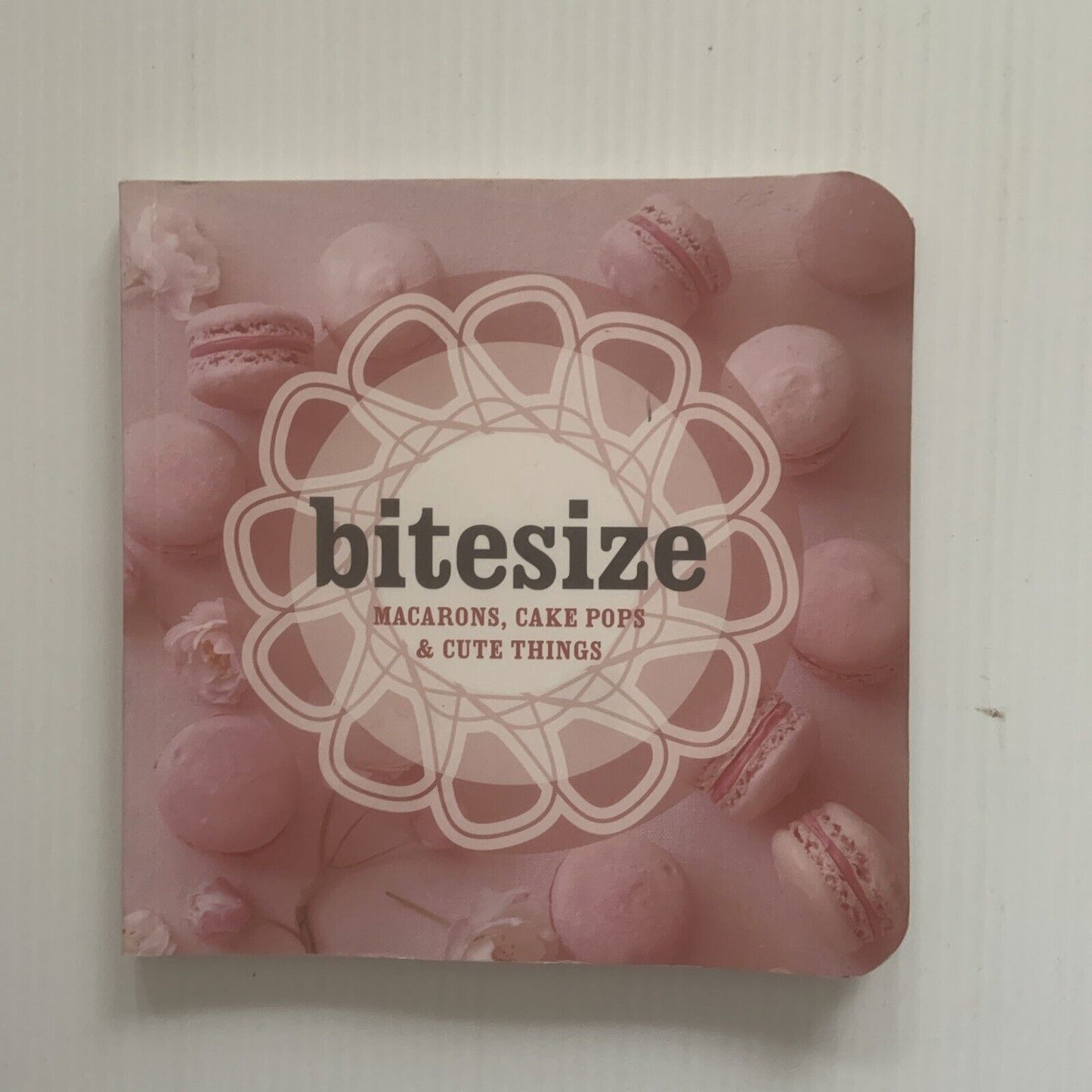 PB Book BITESIZE Macarons Cake Pops & Cute Things Deborah Kaloper Hardie Grant