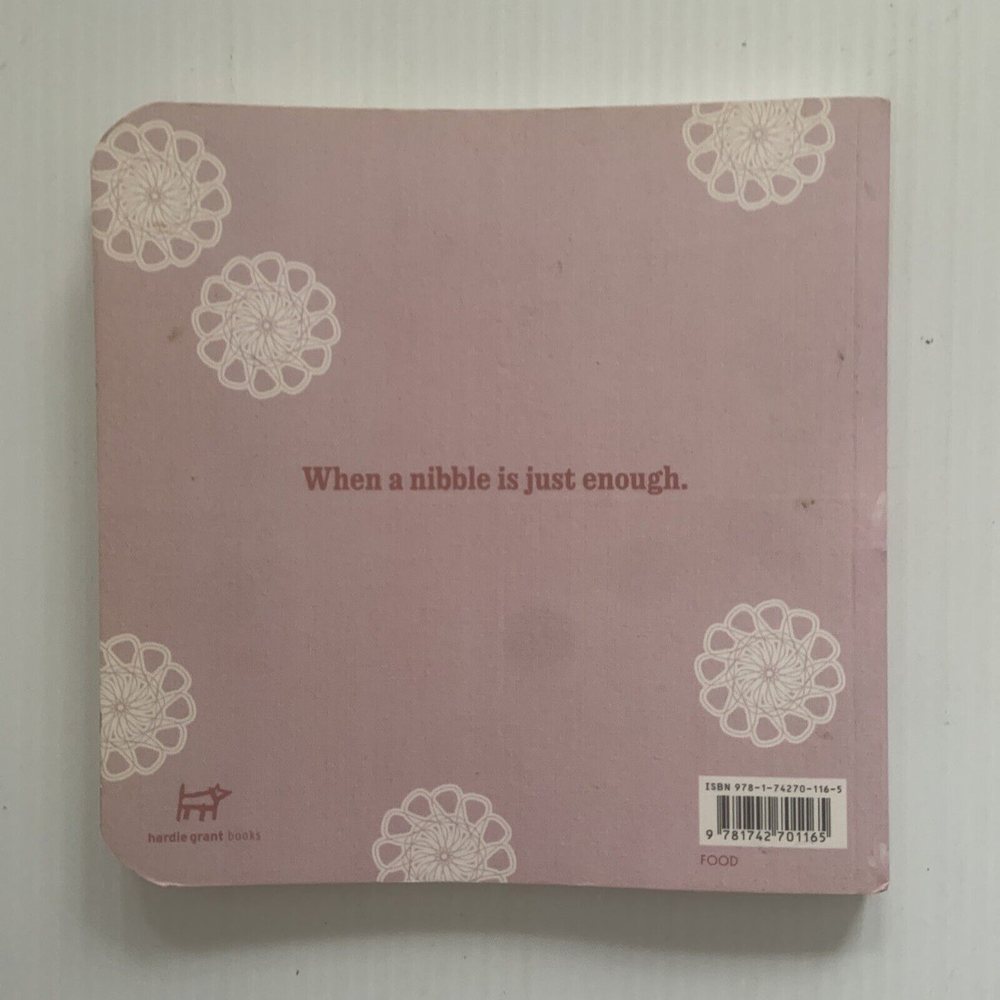 PB Book BITESIZE Macarons Cake Pops & Cute Things Deborah Kaloper Hardie Grant
