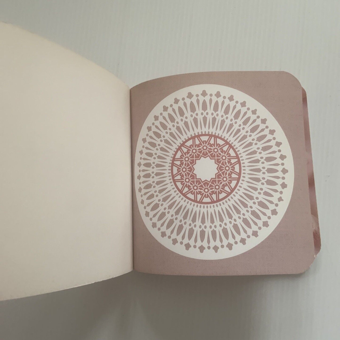 PB Book BITESIZE Macarons Cake Pops & Cute Things Deborah Kaloper Hardie Grant