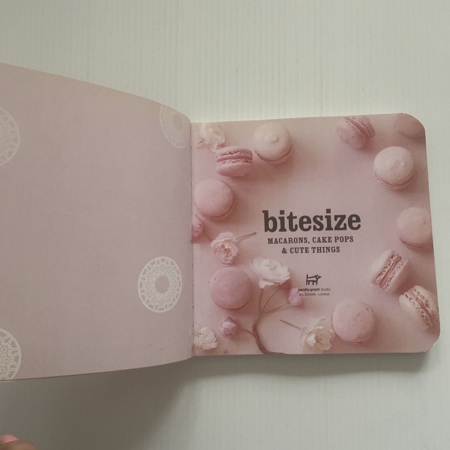 PB Book BITESIZE Macarons Cake Pops & Cute Things Deborah Kaloper Hardie Grant