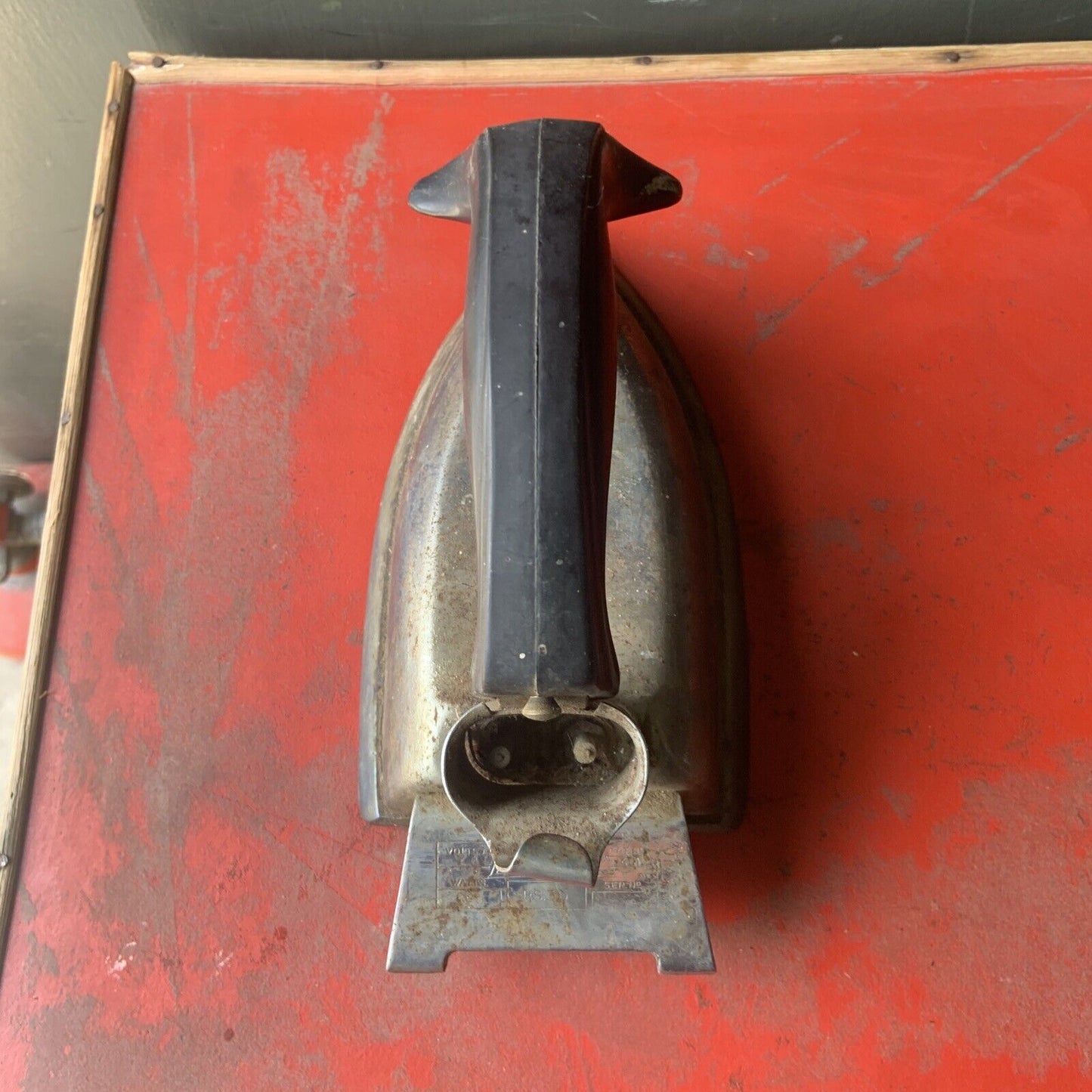 LANGCO 240V 2.7 KG CLOTHES IRON Bakelite Handle NO CABLE Doorstop Rustic Vintage