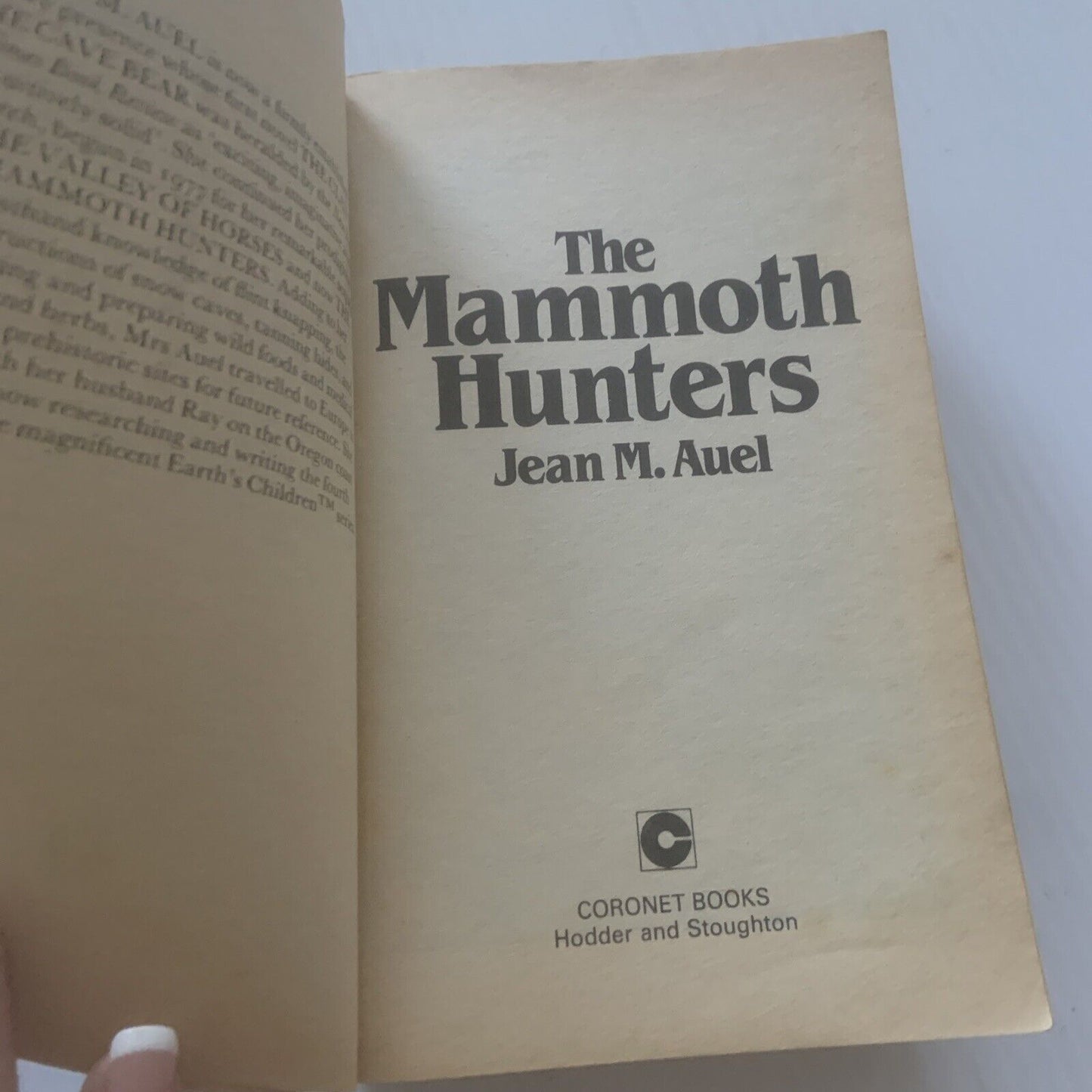 Fiction PB THE MAMMOTH HUNTERS Jean M Auel Earths Children #3 Historical Fantasy