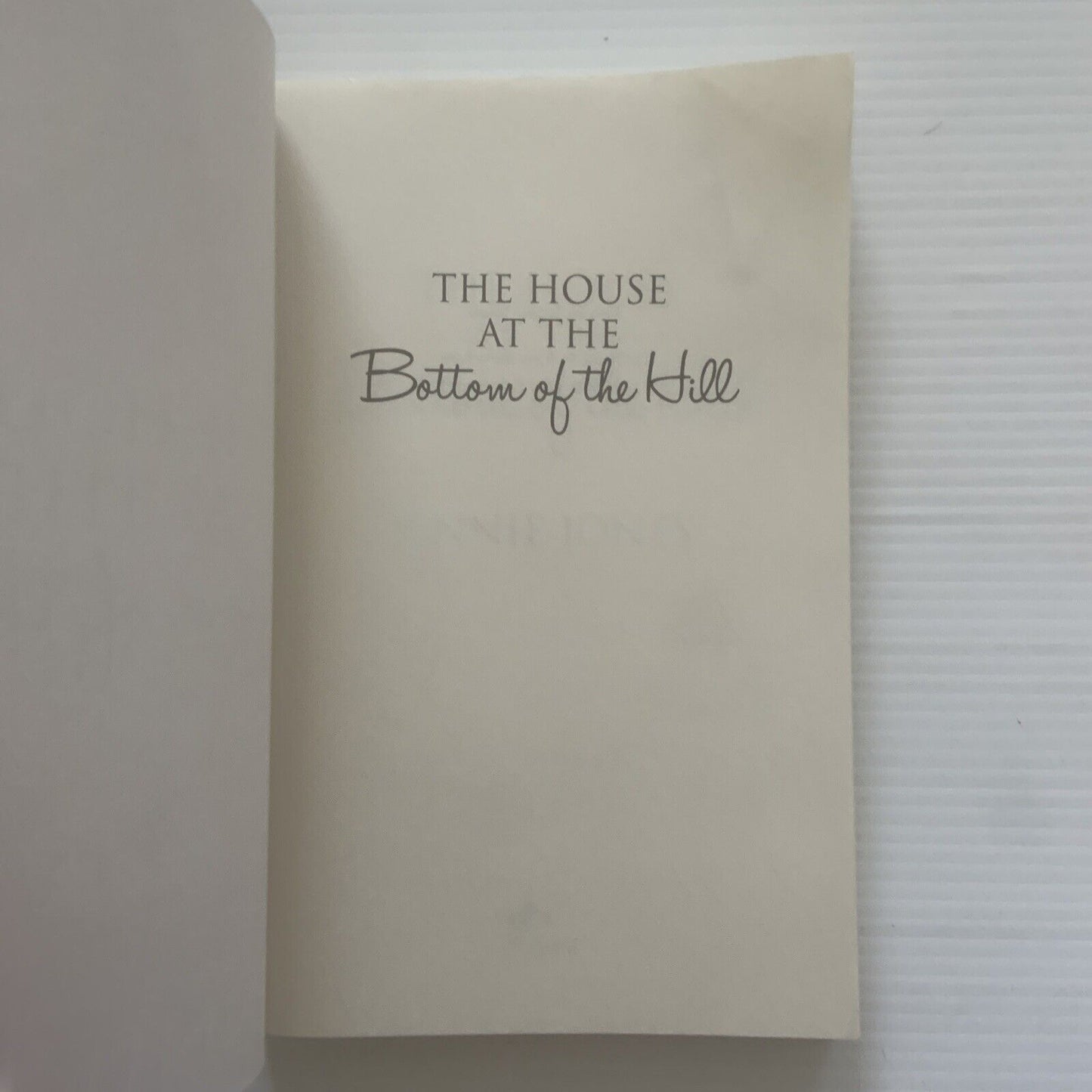 PB Book THE HOUSE AT THE BOTTOM OF THE HILL by Jennie Jones 2021 Australia NEW