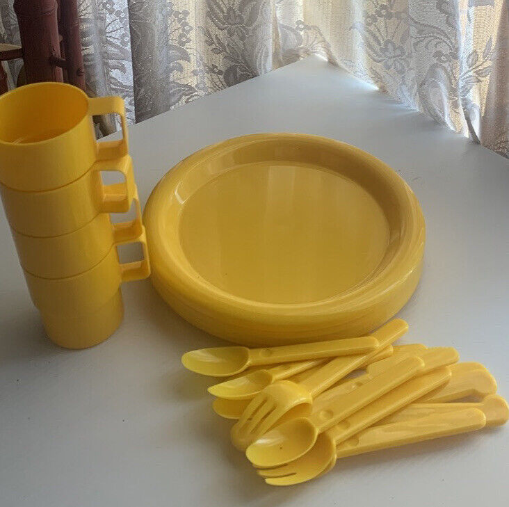 MCM Yellow 20 Piece Plastic Picnic Set 4 Person New in Box Made in Hong Kong NOS