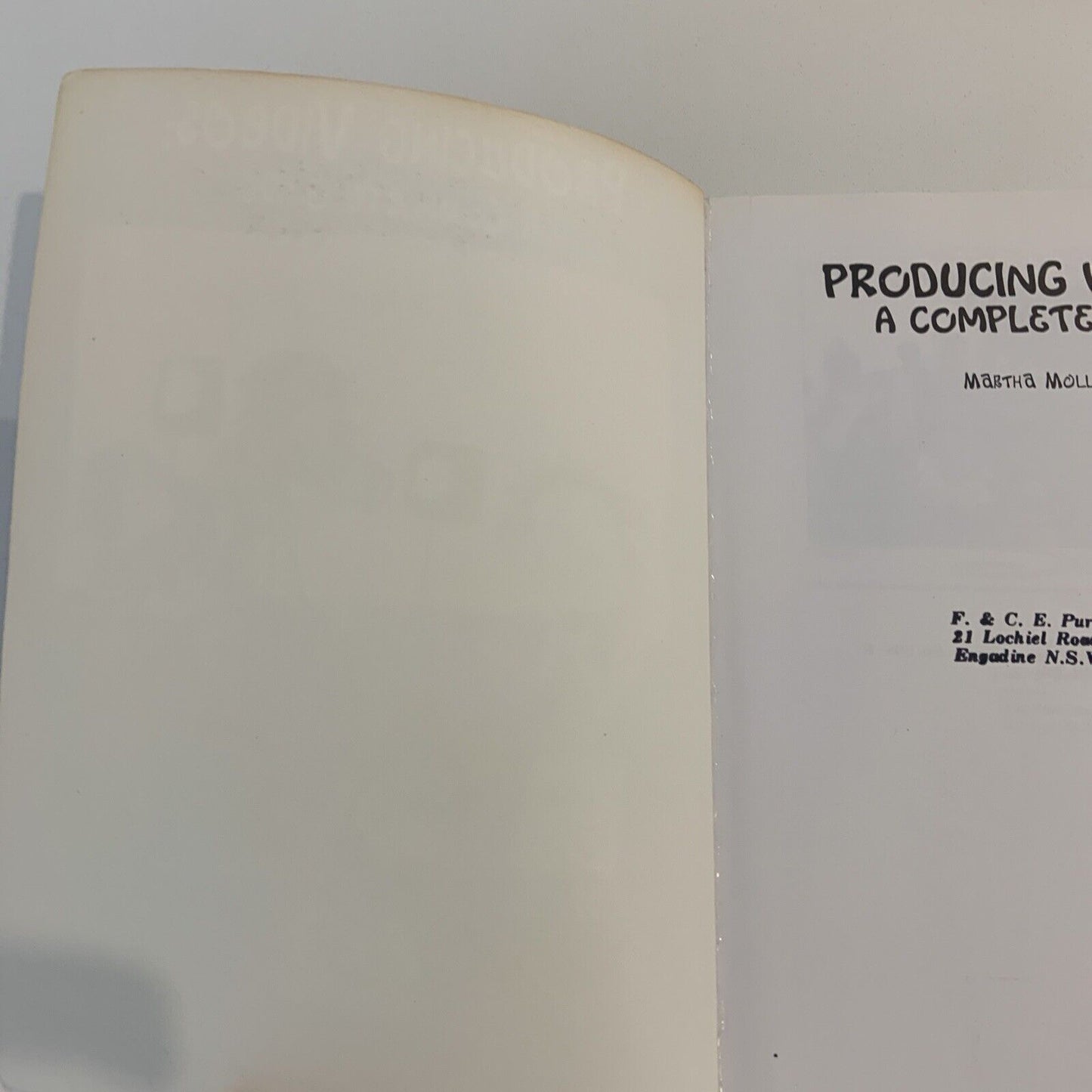 PB Book PRODUCING VIDEOS A Complete Guide by Martha Mollison 1997 Instruction