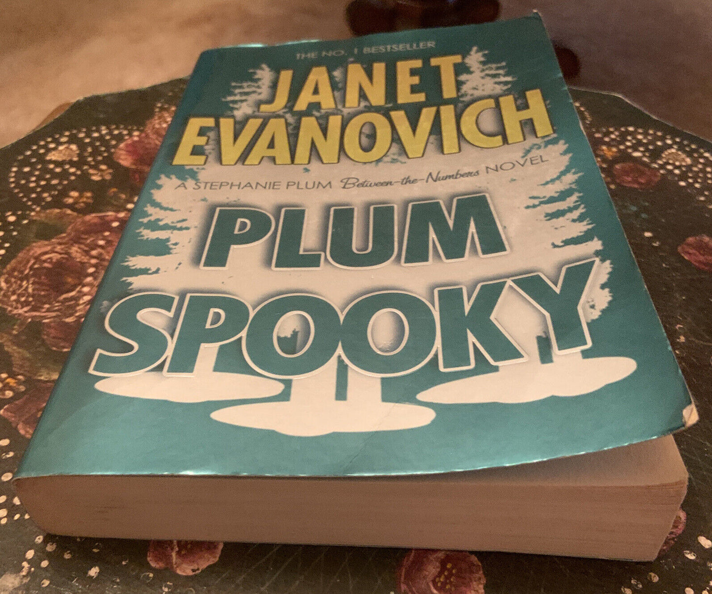 PB Book PLUM SPOOKY Janet Evanovich Stephanie Plum Between The Numbers Novel