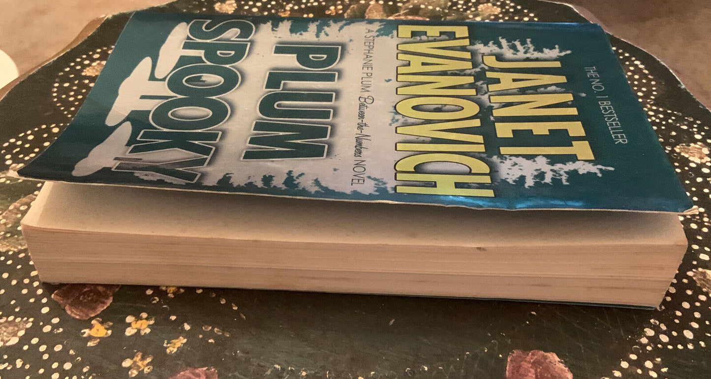 PB Book PLUM SPOOKY Janet Evanovich Stephanie Plum Between The Numbers Novel