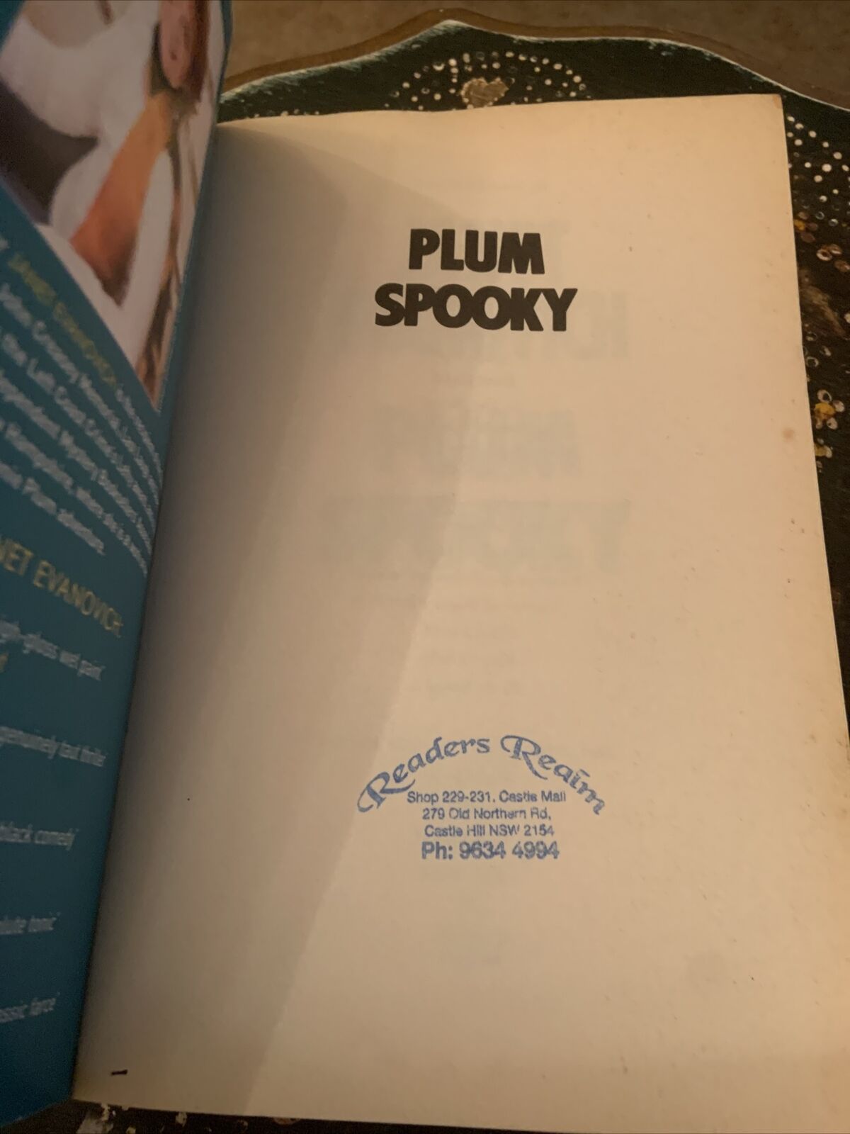 PB Book PLUM SPOOKY Janet Evanovich Stephanie Plum Between The Numbers Novel