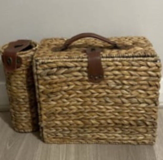 Picnic Basket English Style Woven Rattan 2 person Set  w Bottle Pocket AE91