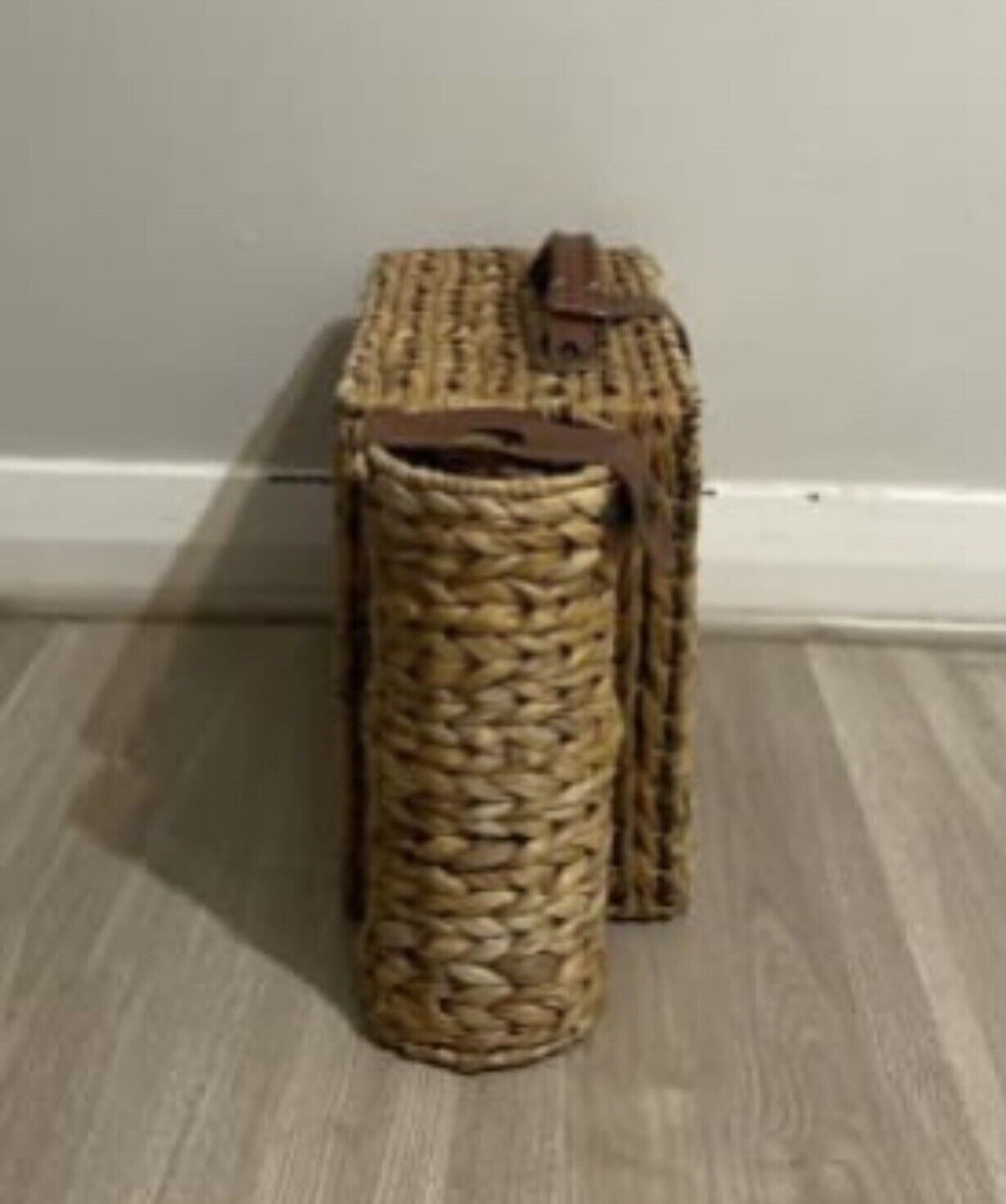 Picnic Basket English Style Woven Rattan 2 person Set  w Bottle Pocket AE91