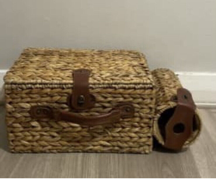 Picnic Basket English Style Woven Rattan 2 person Set  w Bottle Pocket AE91