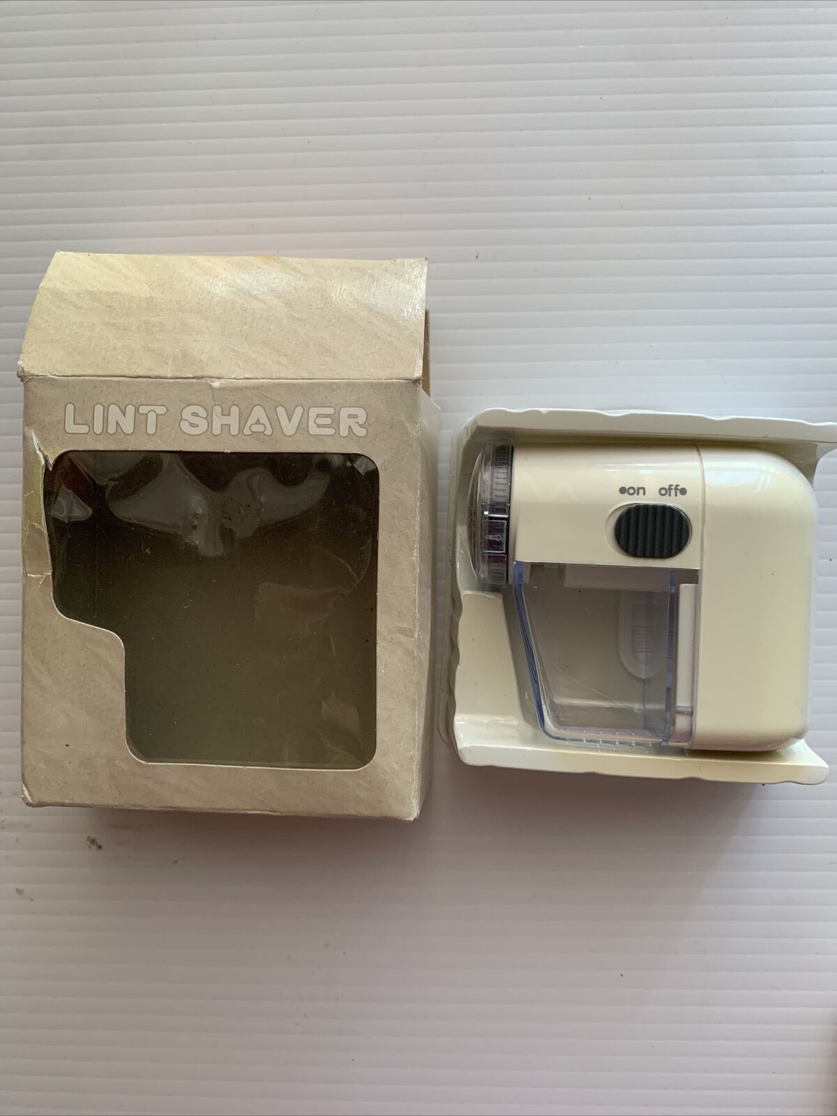 Vintage LINT SAVER Taiwan Sweater Defuzzer Lint Remover Fabric Shaver In Box