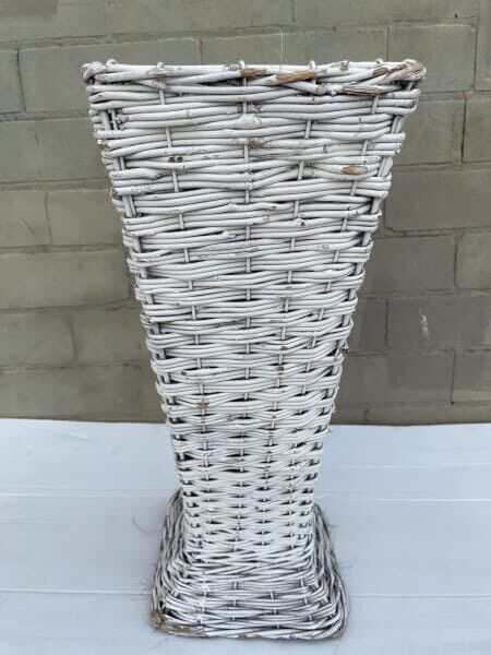 Vintage White Wicker Basket Rattan Planter Vase MCM Floral Arrangement AE08