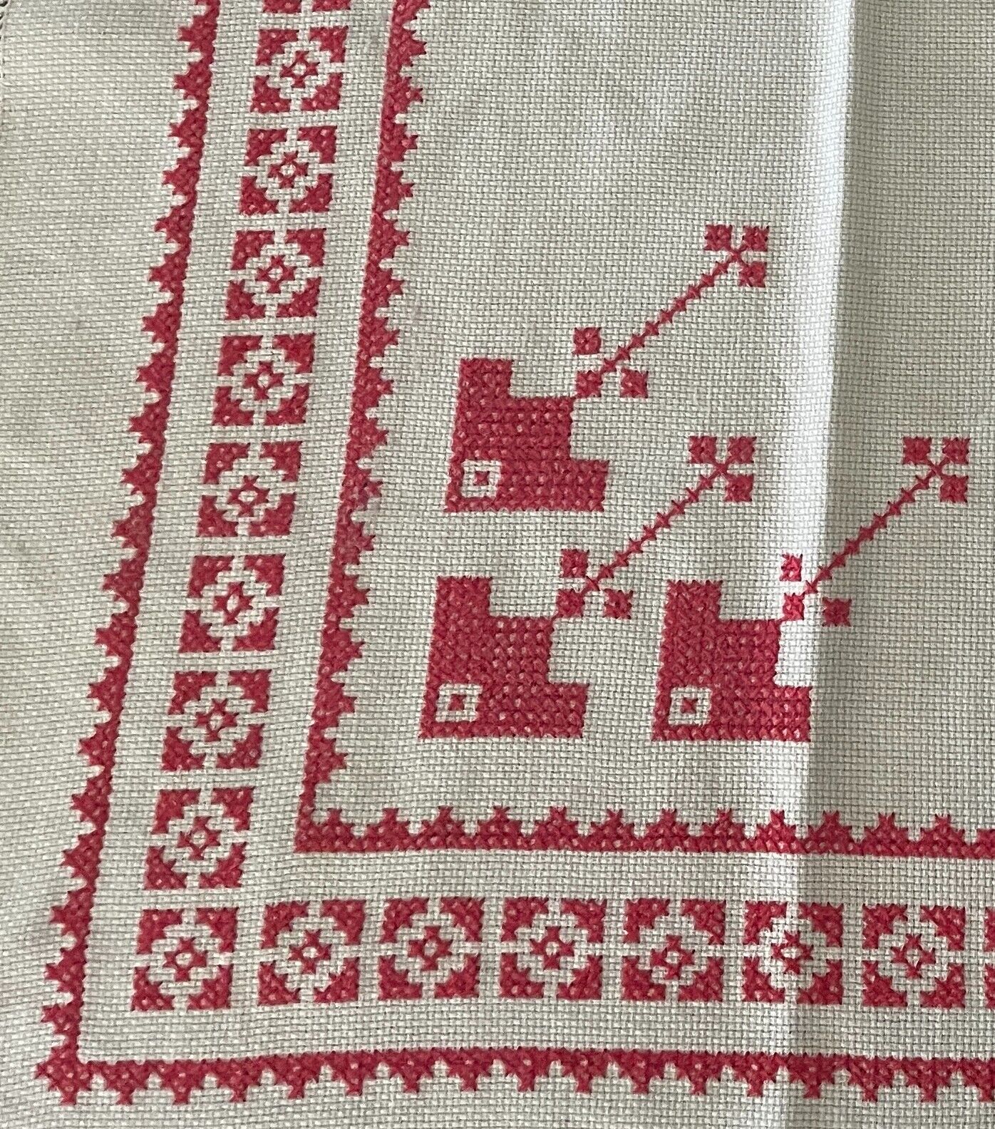 TABLE CLOTH Supper 1960s White Red Embroidered Border & Motif Baltic 70 x 76cm