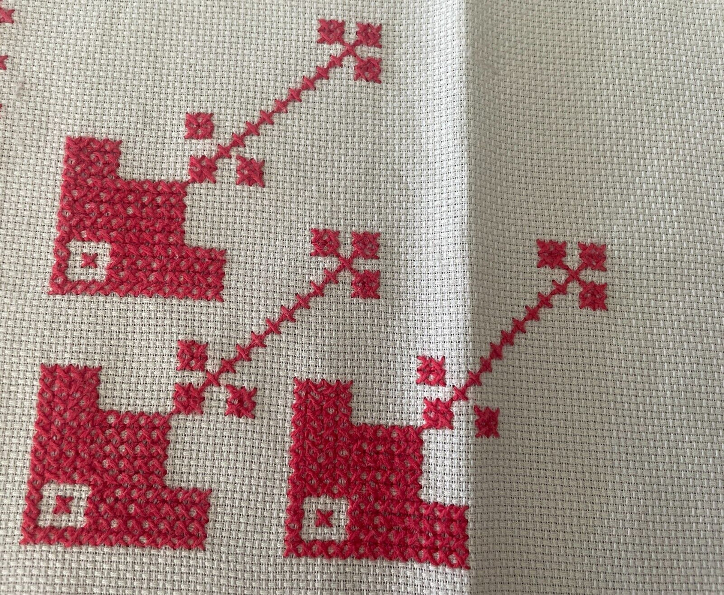 TABLE CLOTH Supper 1960s White Red Embroidered Border & Motif Baltic 70 x 76cm