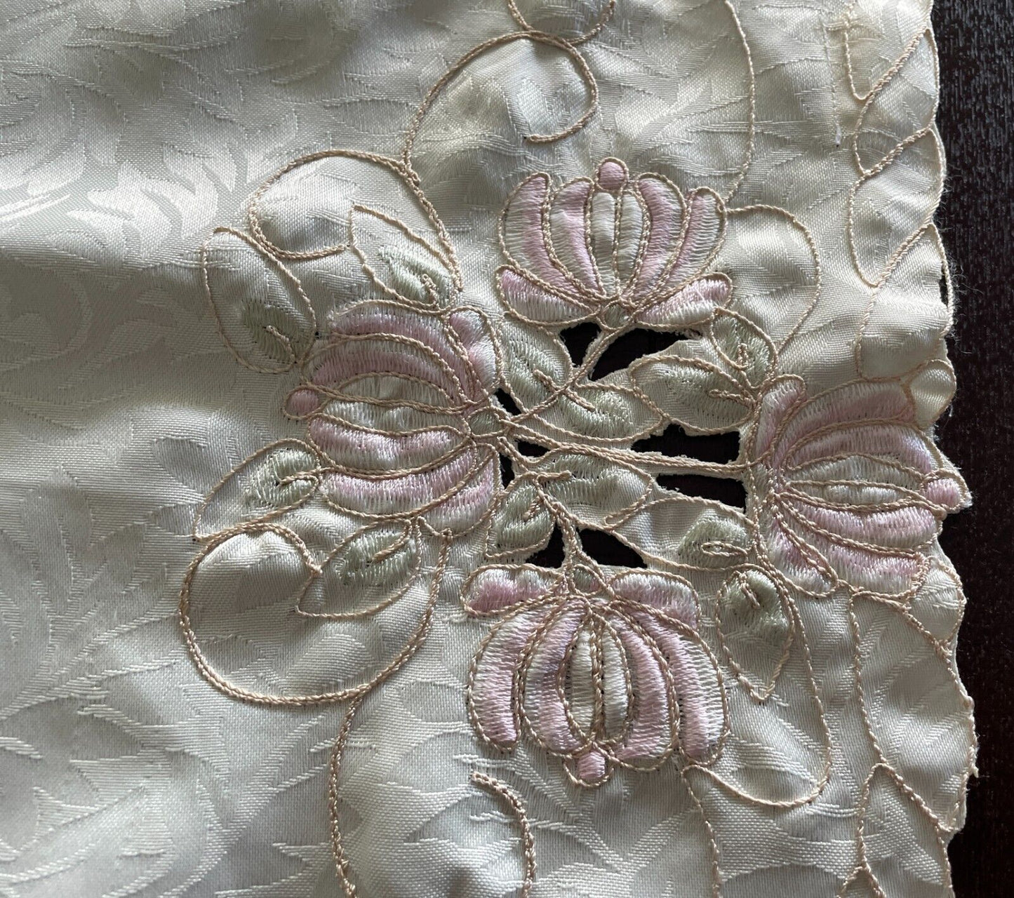 TABLE CLOTH Vintage Cream Jacquard Silky Oval Pink Green Flowers 174 x 169cm