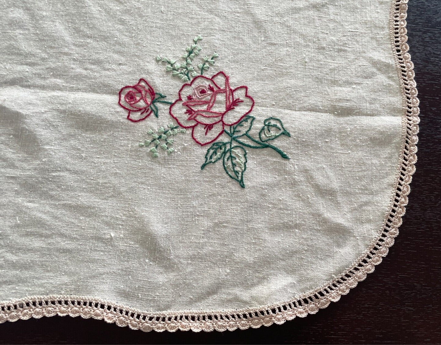 TABLE CLOTH Vintage 1960's Beige Linen/Cotton Embroidered Flowers Crochet Trim