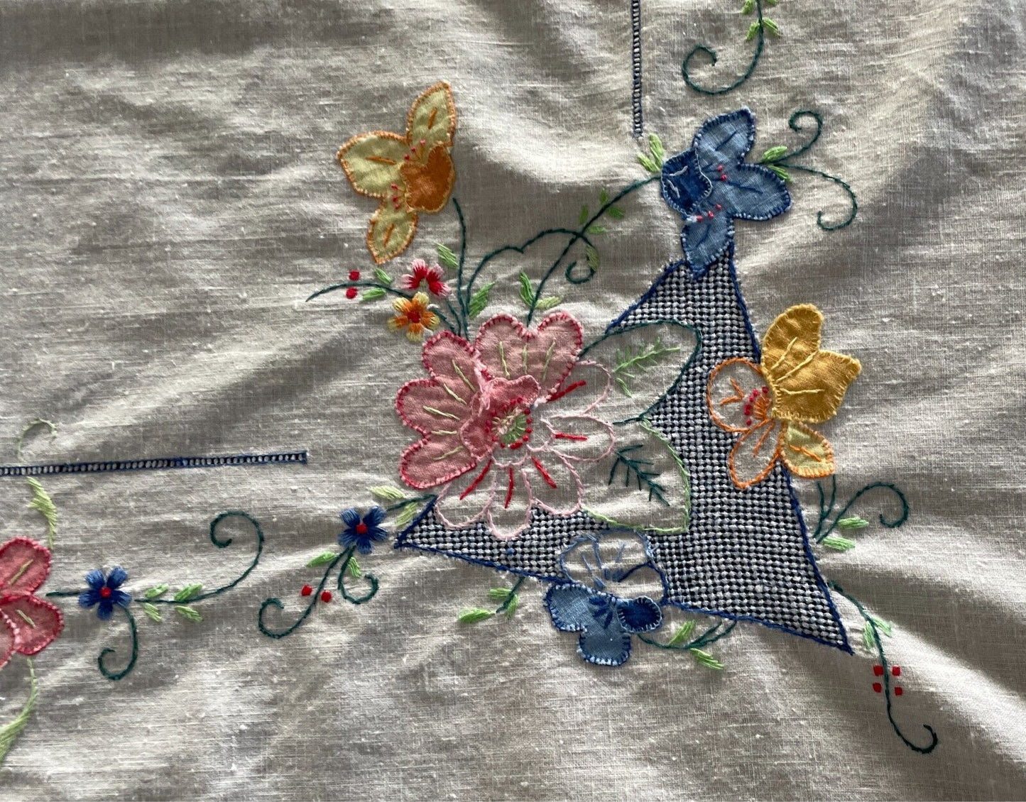 TABLE CLOTH 81 x 81cm Square White w Multicoloured Hand Embroidered Flowers