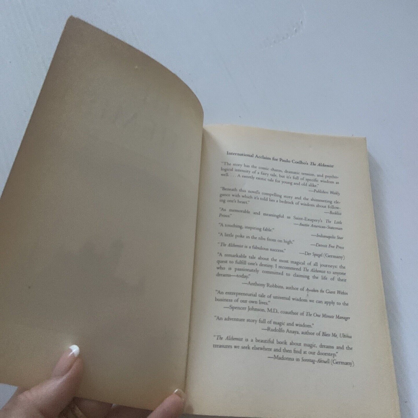 PB Book THE ALCHEMIST by Paulo Coelho 1998 Novel