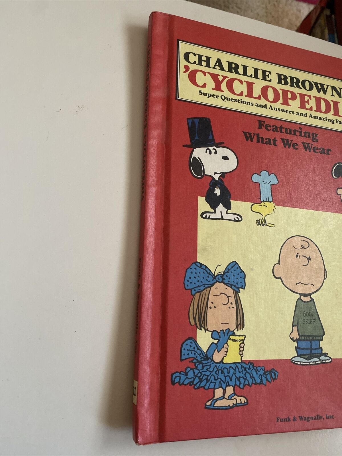 HC CHARLIE BROWNS ‘CYCLOPEDIA Encyclopaedia Vol 1 1 What We Wear 1980 Cartoon