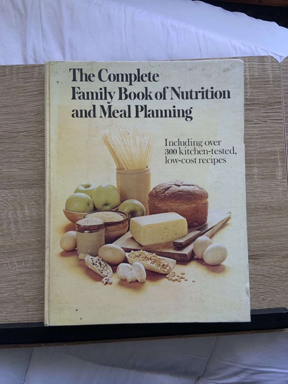HC The Complete Family Book of Nutrition & Planning Meal W Harding Le Riche 1976