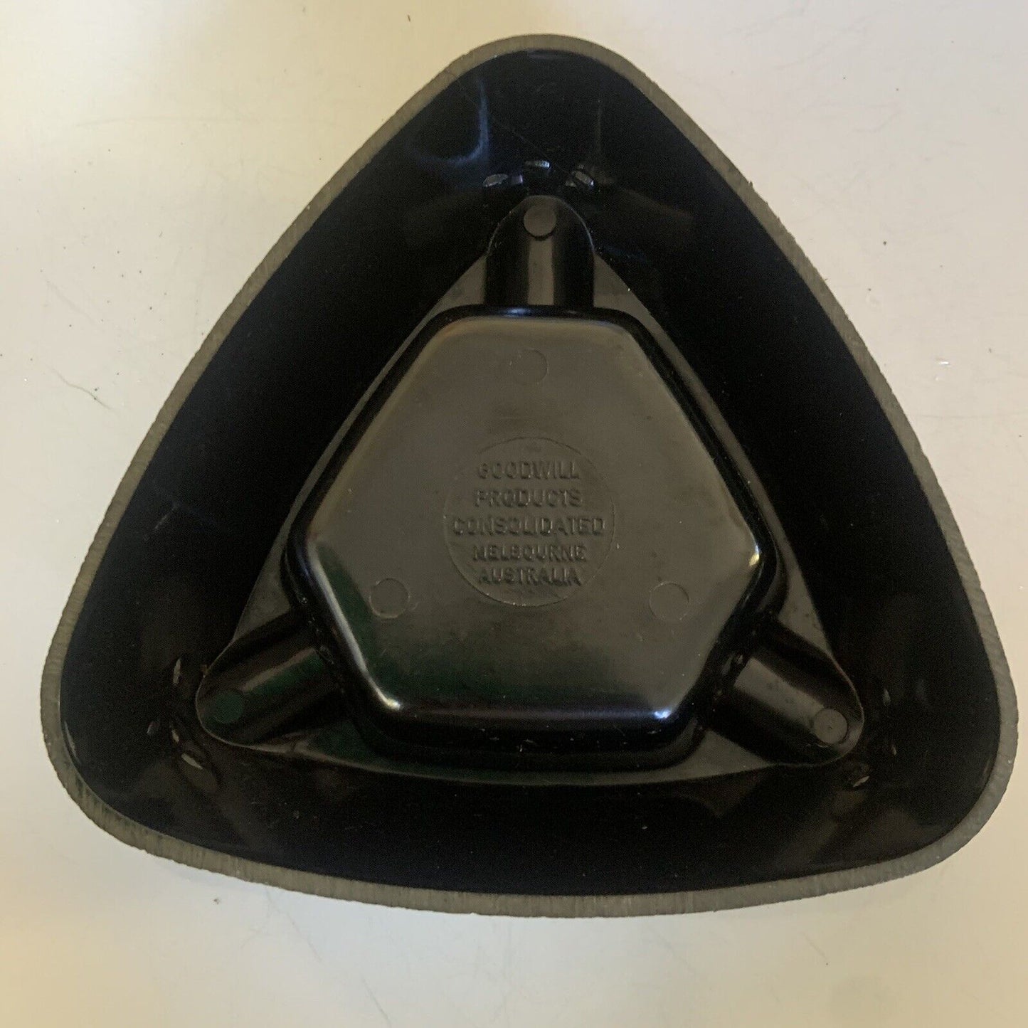 ASHTRAY Associated Gaskets 5607477 Melbourne Black Triangle Melamine Vintage