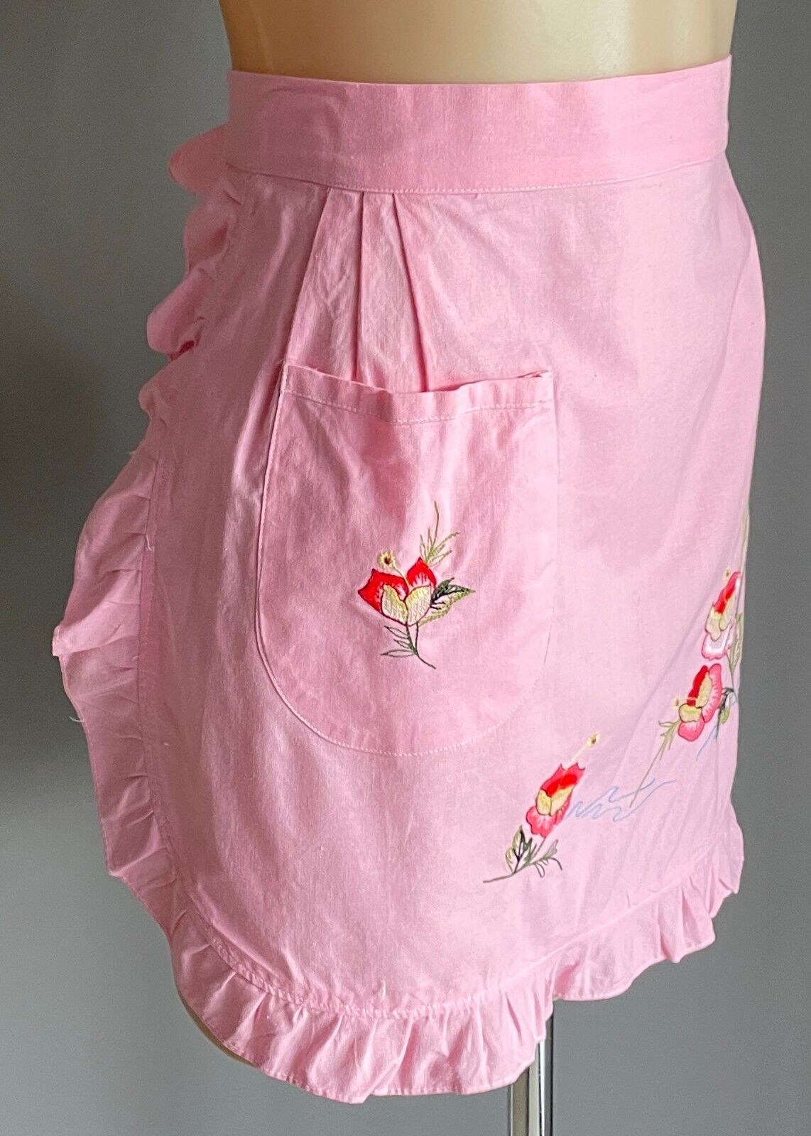 HALF APRON Vintage 1950's Pink Floral Embroidered Ruffle Trim Waist Tie Sz 8 12
