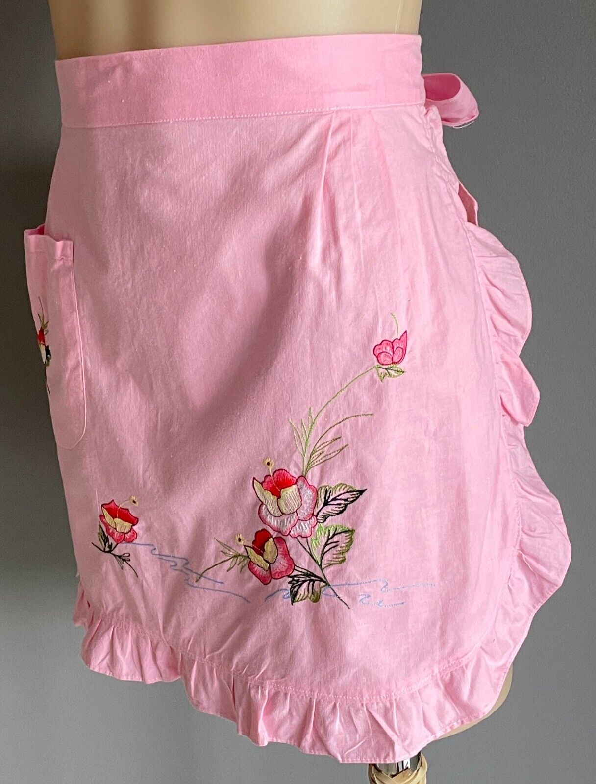 HALF APRON Vintage 1950's Pink Floral Embroidered Ruffle Trim Waist Tie Sz 8 12