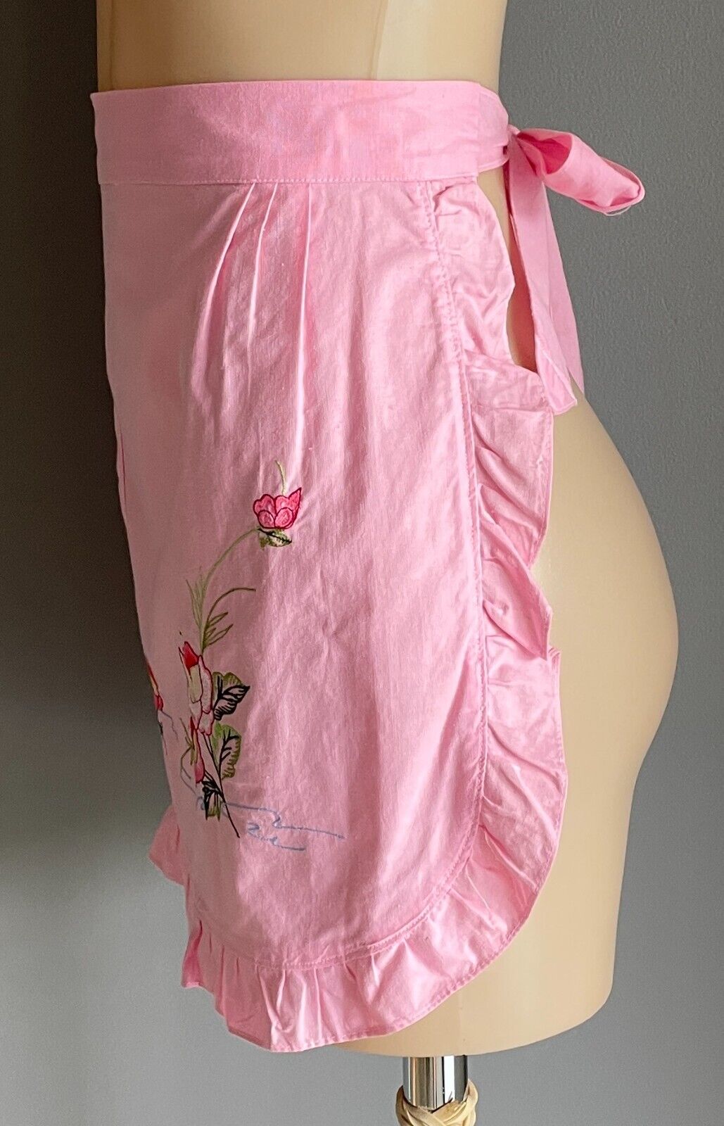 HALF APRON Vintage 1950's Pink Floral Embroidered Ruffle Trim Waist Tie Sz 8 12